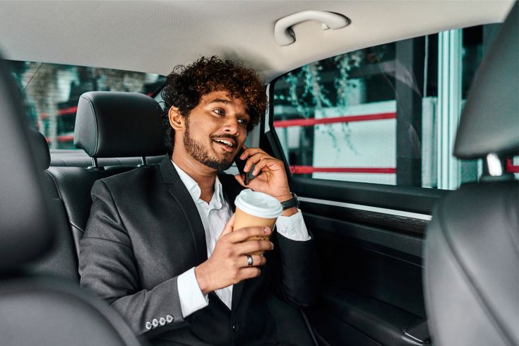 Passager voyageant confortablement à bord d'un véhicule VOLTA Taxi